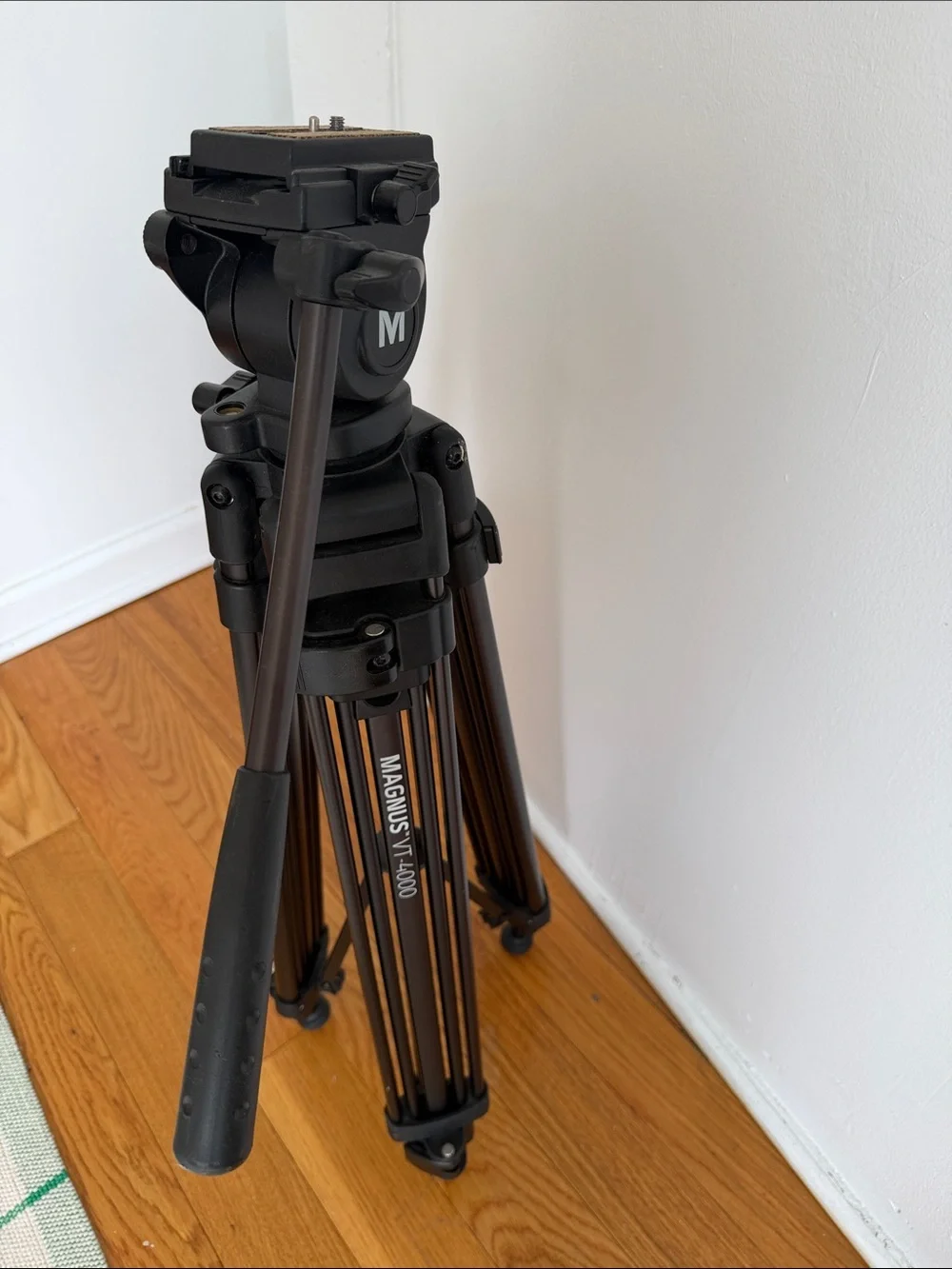 Magnus VT-4000 Tripod System with Fluid Head